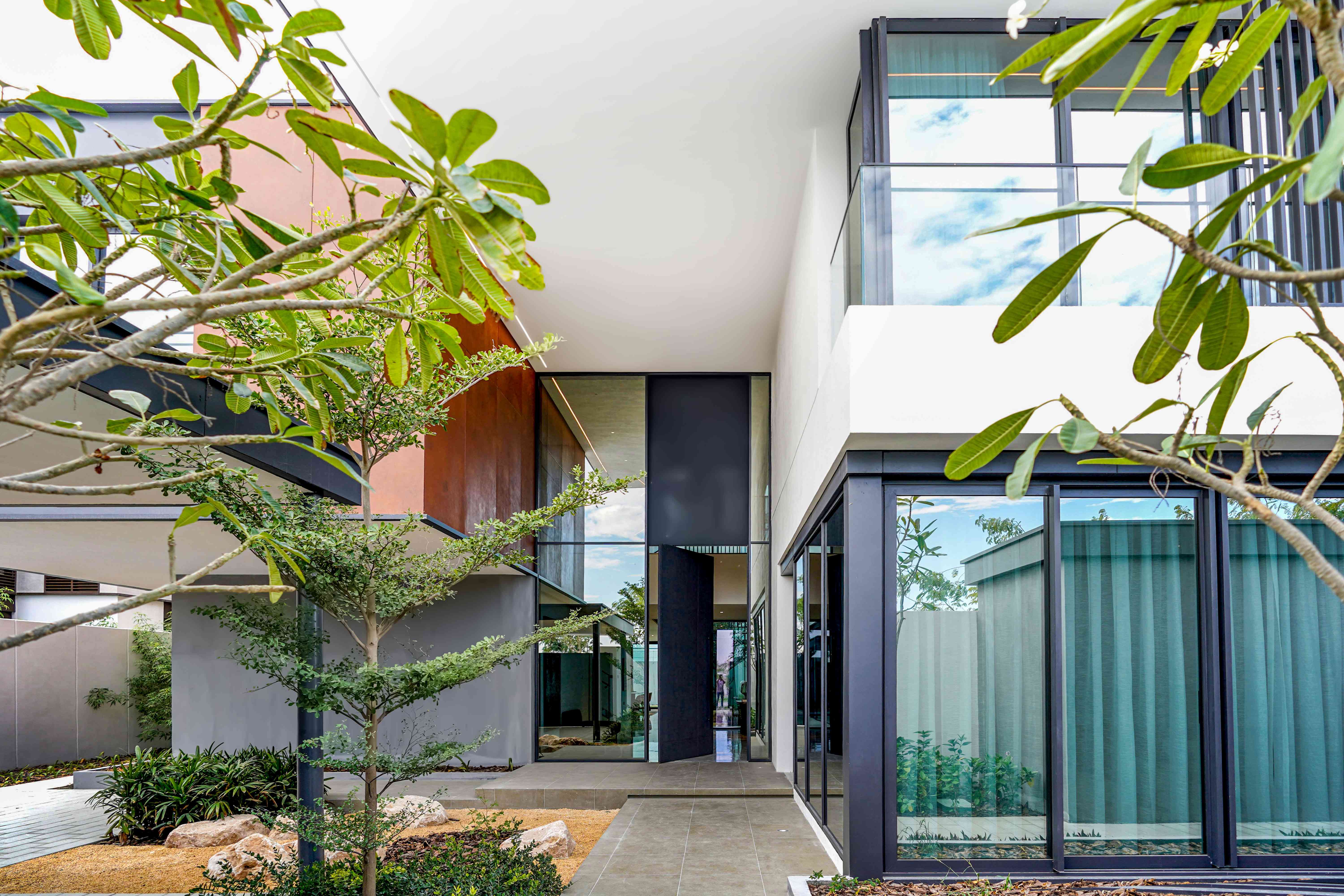 Private landscaped garden exterior of a spacious villa at Saadiyat Lagoons Al Ghaf, Saadiyat Island, Abu Dhabi's premium residential community